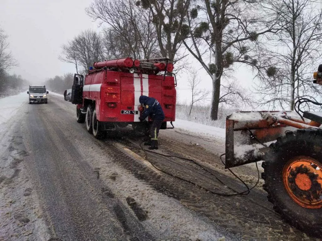 У Володимир-Волинському районі рятувальники витягнули з замету спецтехніку для чищення снігу 3
