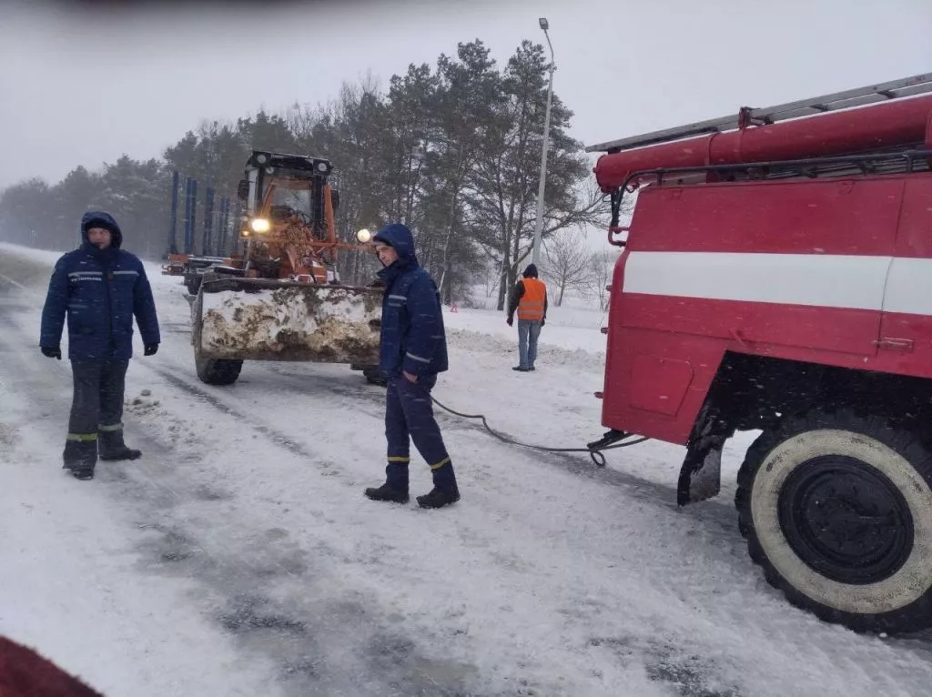У Володимир-Волинському районі рятувальники витягнули з замету спецтехніку для чищення снігу 1
