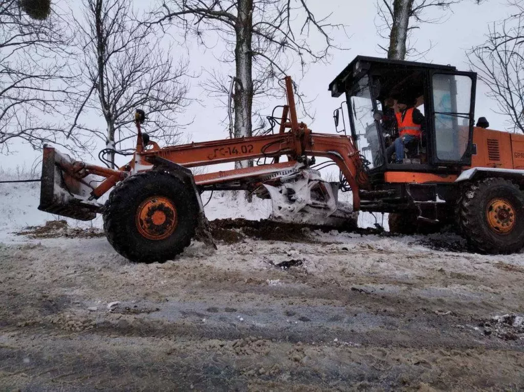 У Володимир-Волинському районі рятувальники витягнули з замету спецтехніку для чищення снігу 5