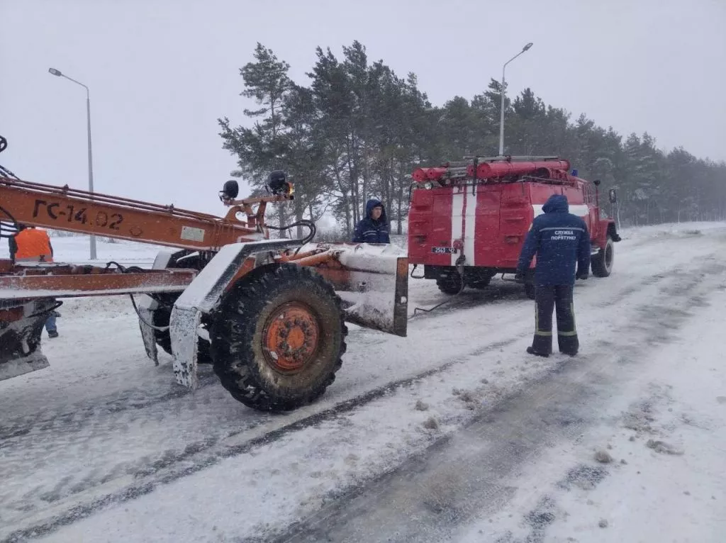 У Володимир-Волинському районі рятувальники витягнули з замету спецтехніку для чищення снігу 4