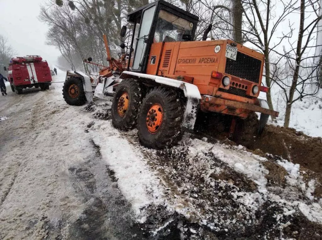У Володимир-Волинському районі рятувальники витягнули з замету спецтехніку для чищення снігу 2