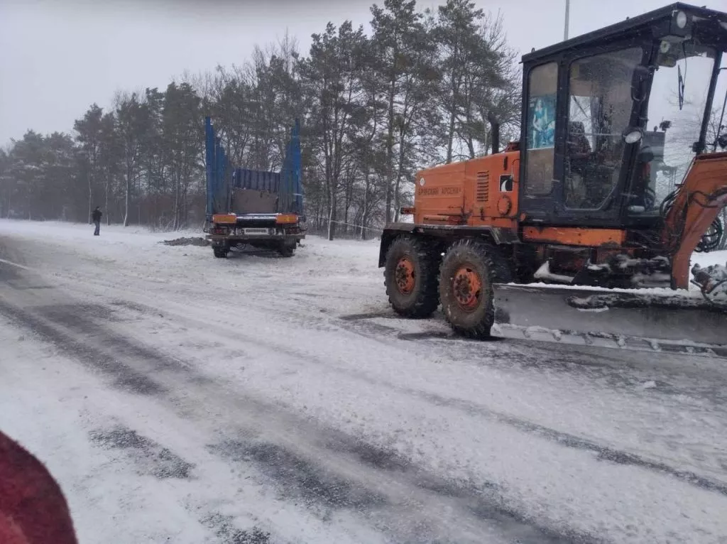 У Володимир-Волинському районі рятувальники витягнули з замету спецтехніку для чищення снігу 6