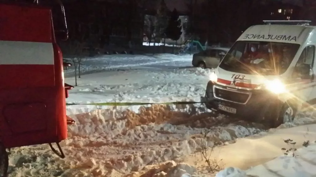 Зі снігового замету у Нововолинську відбуксирували швидку допомогу 2
