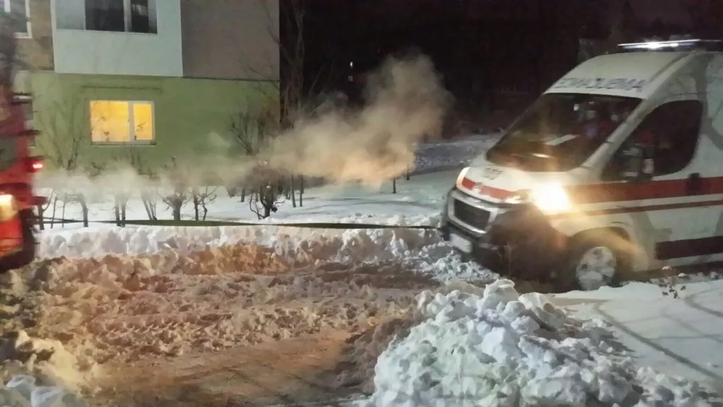 Зі снігового замету у Нововолинську відбуксирували швидку допомогу 3