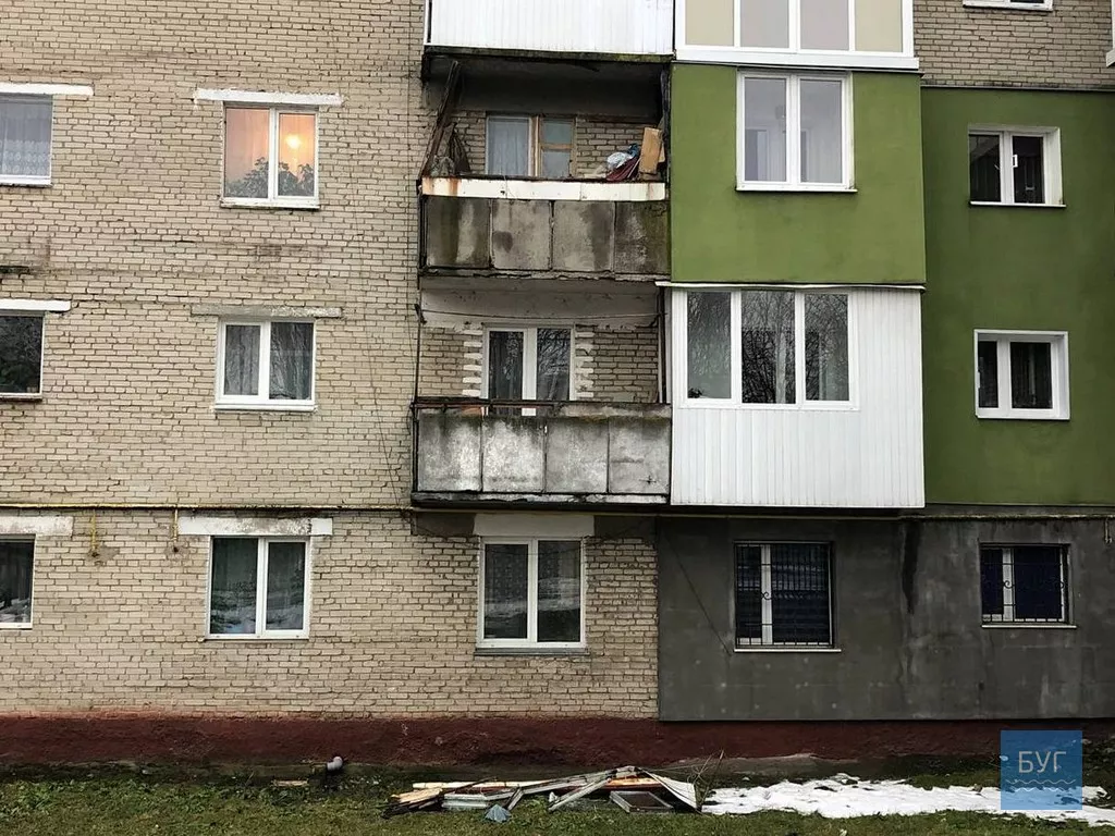 Через пориви вітру в Нововолинську з балкону впало вікно 2
