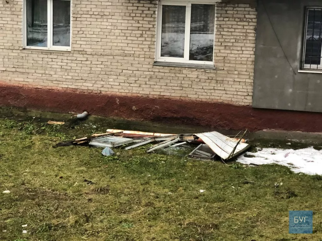 Через пориви вітру в Нововолинську з балкону впало вікно 3