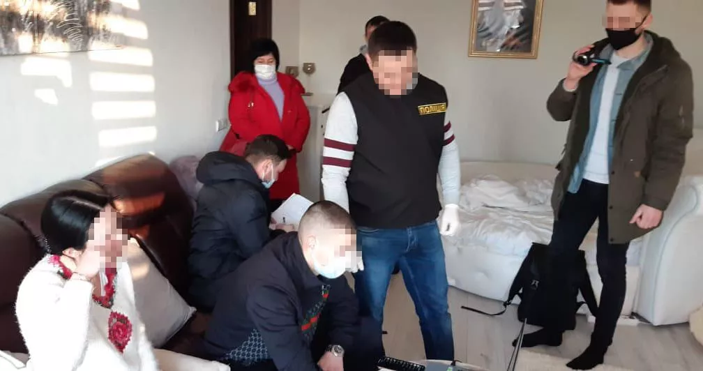 Розповсюджувала в інтернеті порнографію: дівчині родом з Володимира повідомили про підозру 2