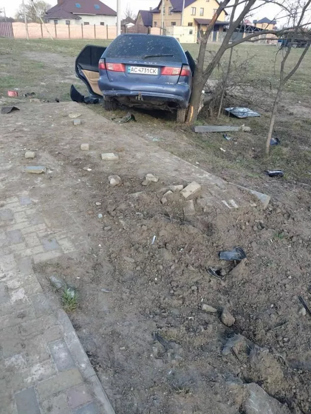 Поблизу Луцька автівка злетіла з дороги і врізалася в дерево 2