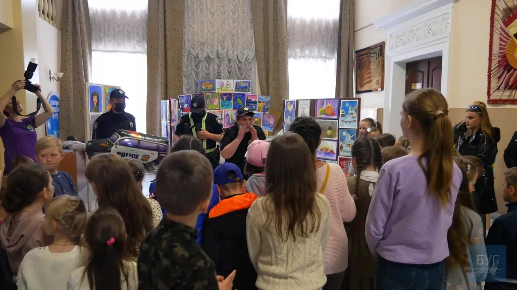 Автокрісла в подарунок та урок від поліції: у Володимирі відбулися заходи до Дня дітей 12