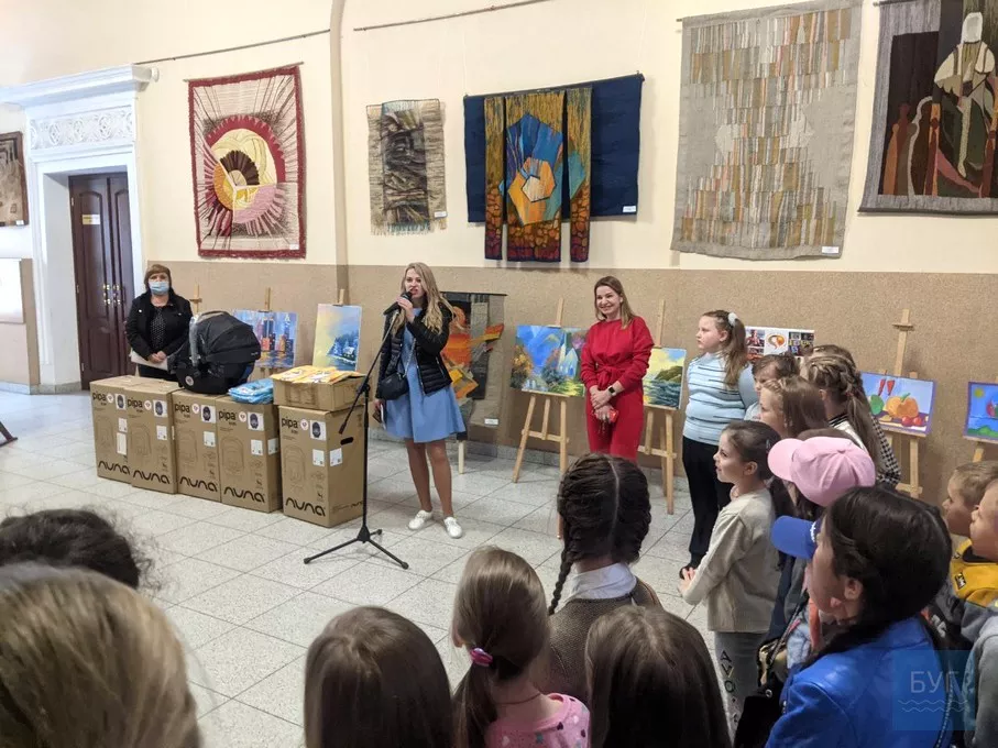 Автокрісла в подарунок та урок від поліції: у Володимирі відбулися заходи до Дня дітей 17