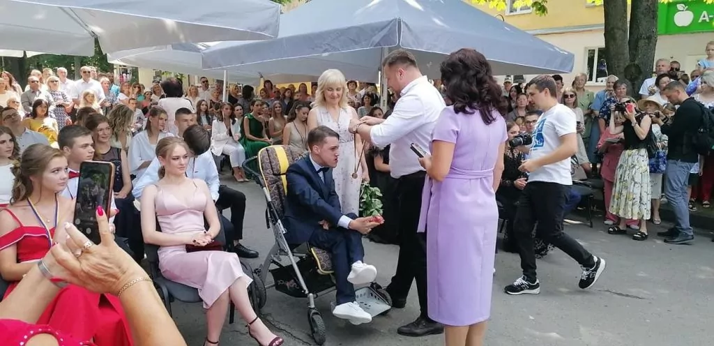 З важким діагнозом ДЦП - вперед до мрій: Володя Дорощук з Нововолинська отримав золоту медаль за успіхи в навчанні 18