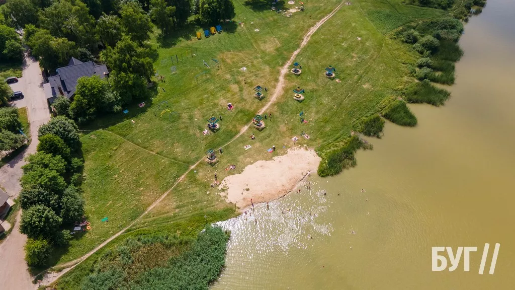 Мешканці Нововолинська від спеки рятуються на місцевому озері 1