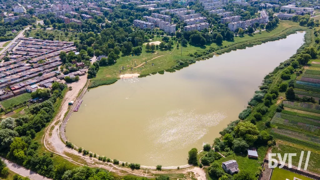 Мешканці Нововолинська від спеки рятуються на місцевому озері 2