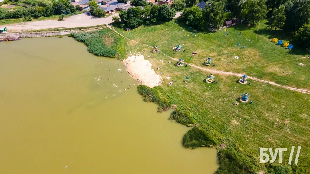 Мешканці Нововолинська від спеки рятуються на місцевому озері 3