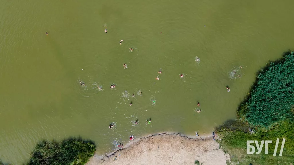 Мешканці Нововолинська від спеки рятуються на місцевому озері 5