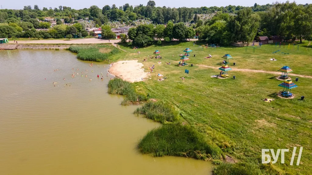 Мешканці Нововолинська від спеки рятуються на місцевому озері 4