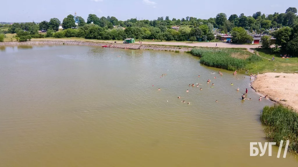 Мешканці Нововолинська від спеки рятуються на місцевому озері 6