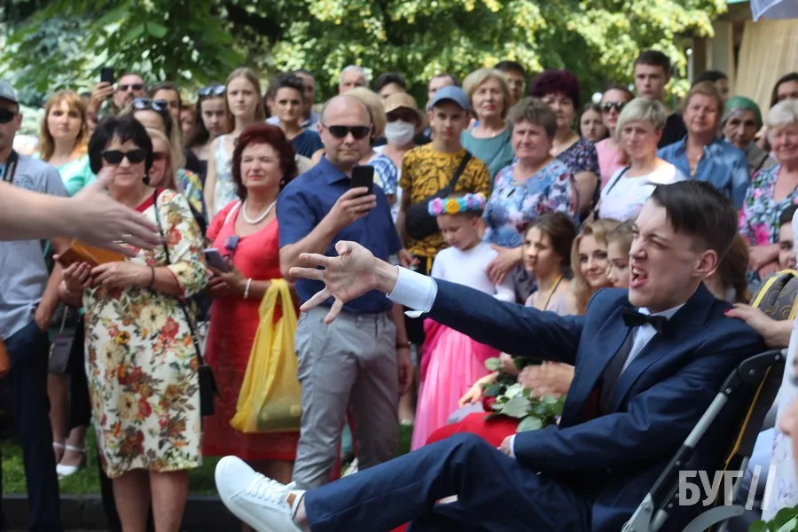 З важким діагнозом ДЦП - вперед до мрій: Володя Дорощук з Нововолинська отримав золоту медаль за успіхи в навчанні 15