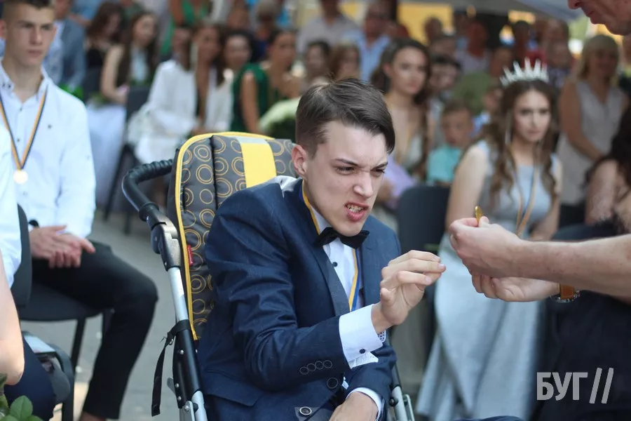 З важким діагнозом ДЦП - вперед до мрій: Володя Дорощук з Нововолинська отримав золоту медаль за успіхи в навчанні 4