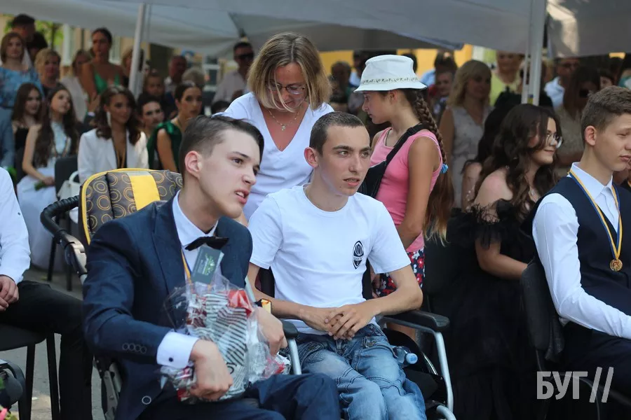 З важким діагнозом ДЦП - вперед до мрій: Володя Дорощук з Нововолинська отримав золоту медаль за успіхи в навчанні 17