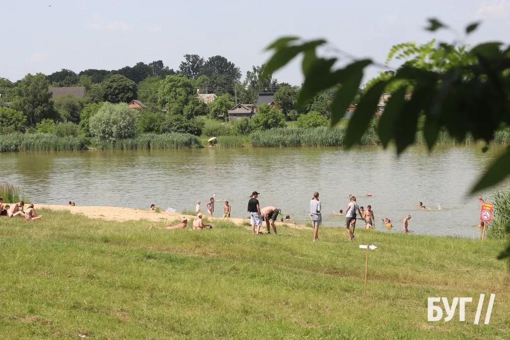 Мешканці Нововолинська від спеки рятуються на місцевому озері 8