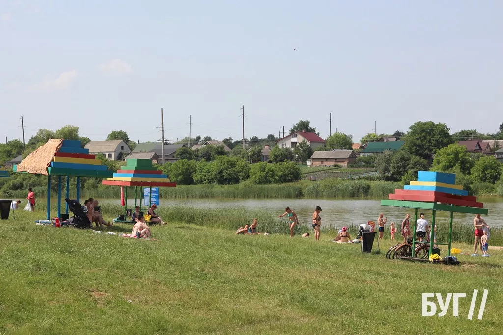 Мешканці Нововолинська від спеки рятуються на місцевому озері 9