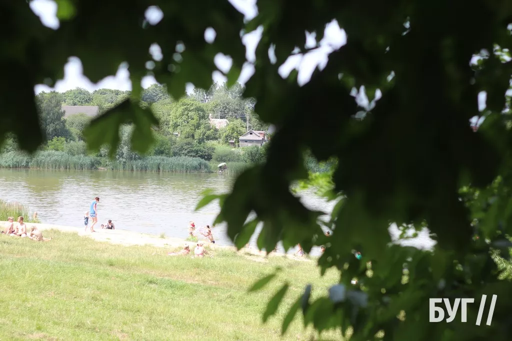 Мешканці Нововолинська від спеки рятуються на місцевому озері 10