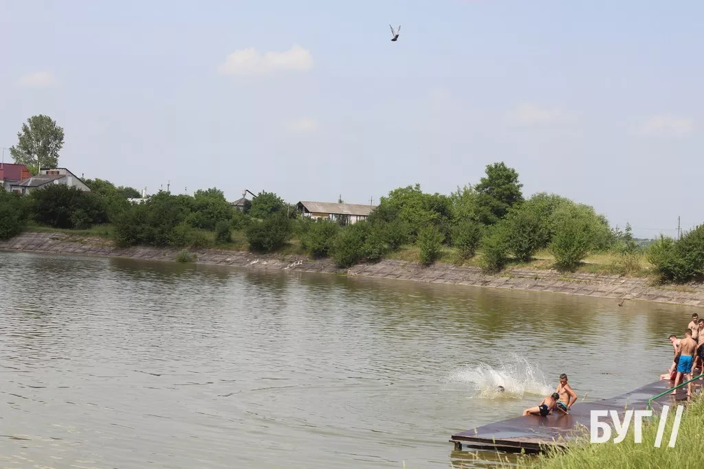 Мешканці Нововолинська від спеки рятуються на місцевому озері 11