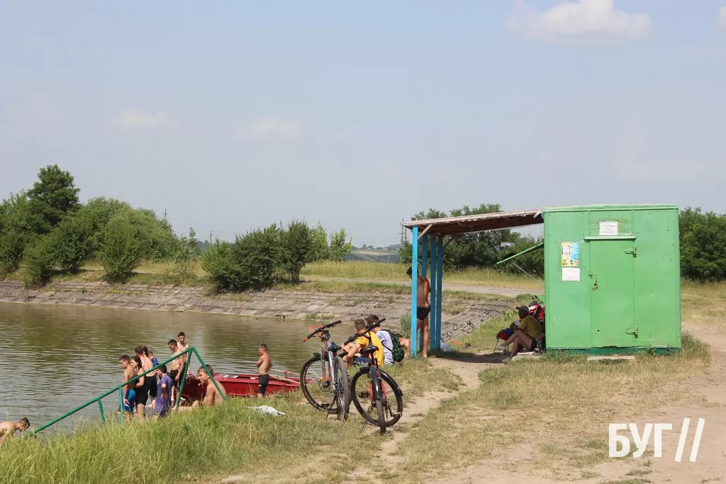 Мешканці Нововолинська від спеки рятуються на місцевому озері 12