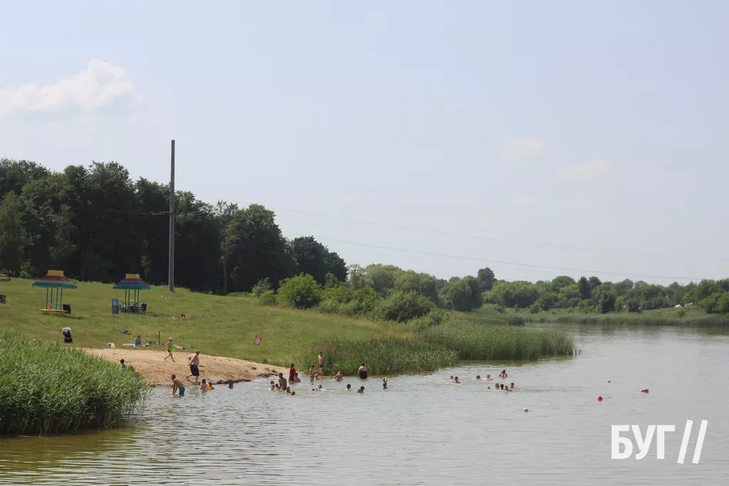 Мешканці Нововолинська від спеки рятуються на місцевому озері 13