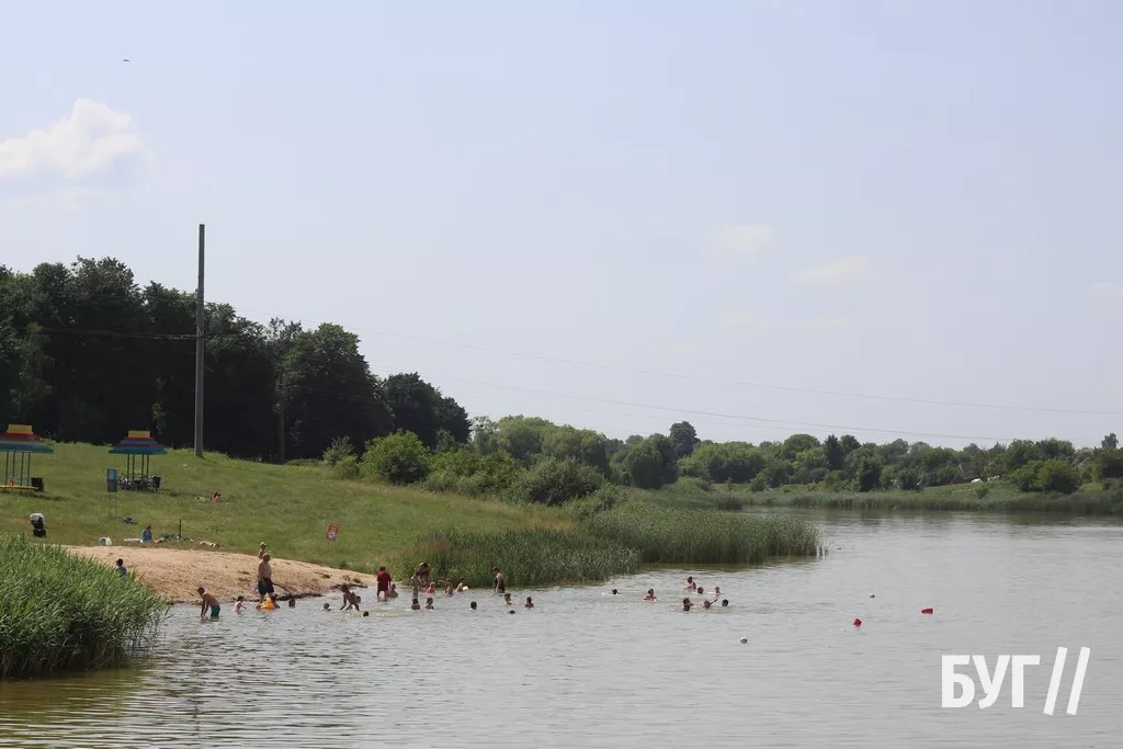 Мешканці Нововолинська від спеки рятуються на місцевому озері 14