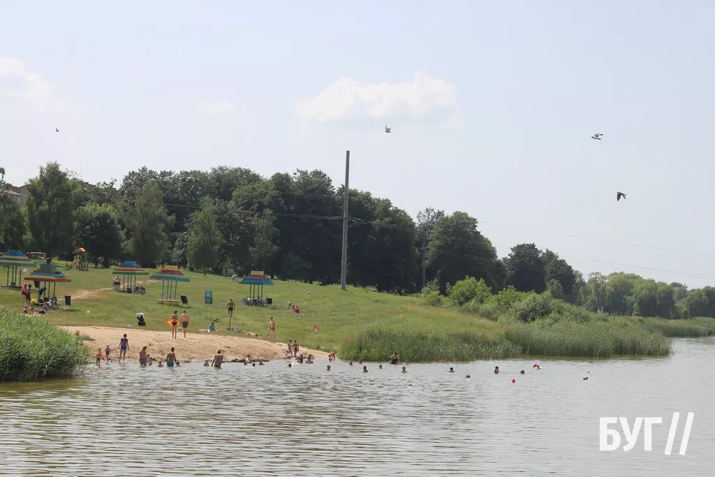 Мешканці Нововолинська від спеки рятуються на місцевому озері 15