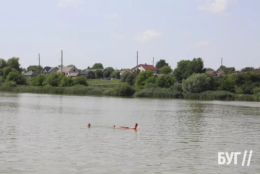 Мешканці Нововолинська від спеки рятуються на місцевому озері 16