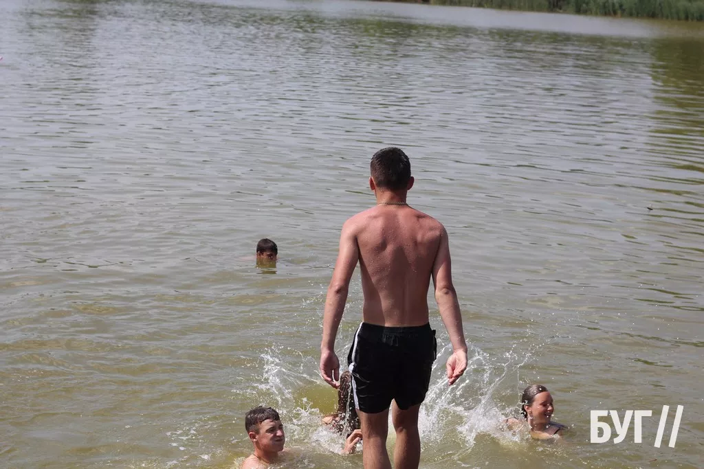Мешканці Нововолинська від спеки рятуються на місцевому озері 17