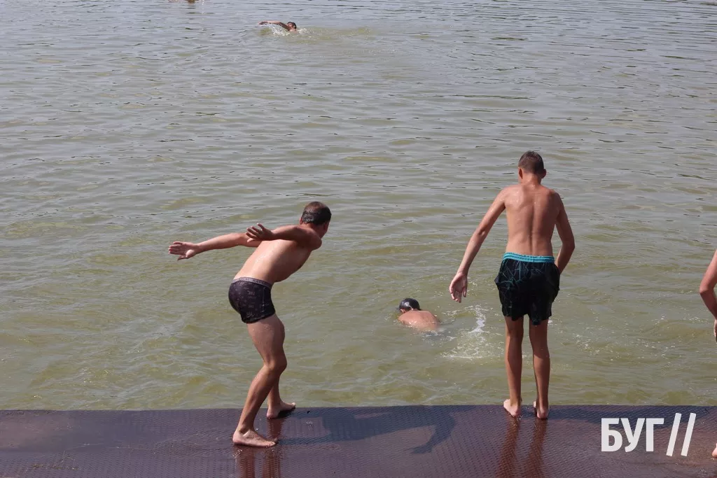 Мешканці Нововолинська від спеки рятуються на місцевому озері 18