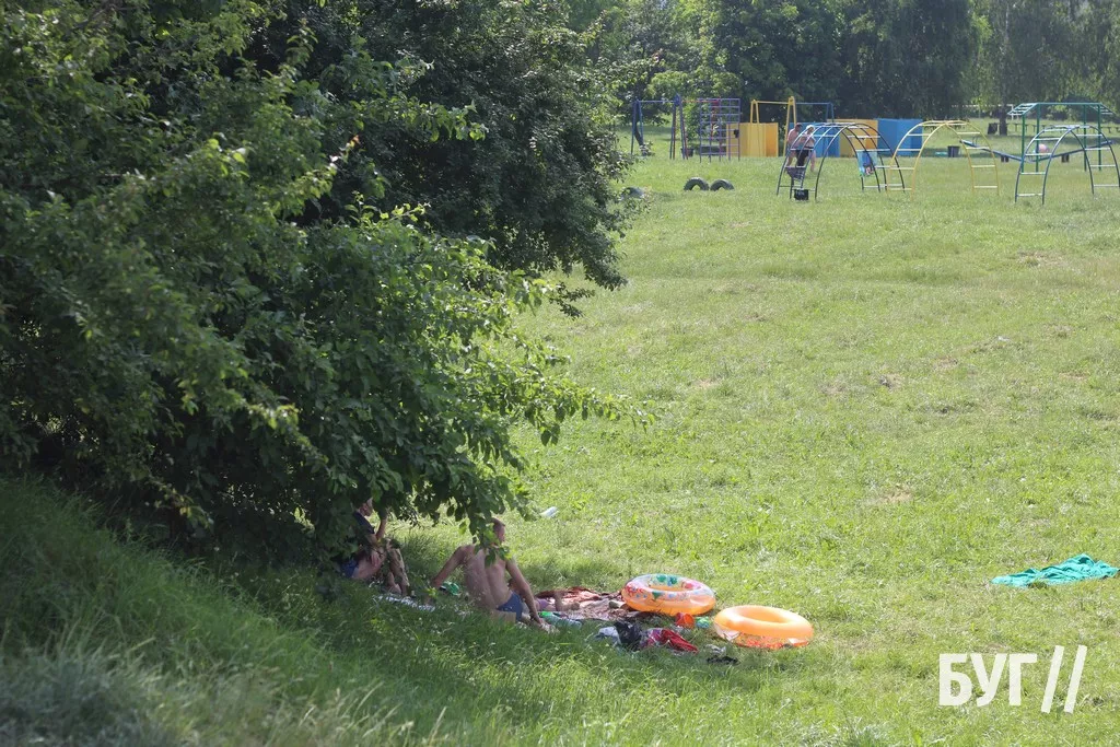 Мешканці Нововолинська від спеки рятуються на місцевому озері 19