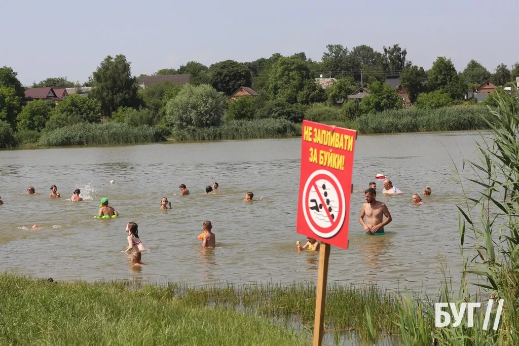 Мешканці Нововолинська від спеки рятуються на місцевому озері 20
