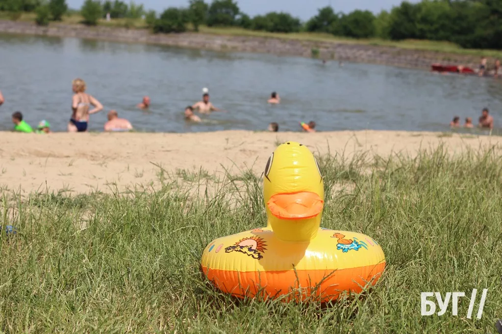 Мешканці Нововолинська від спеки рятуються на місцевому озері 21
