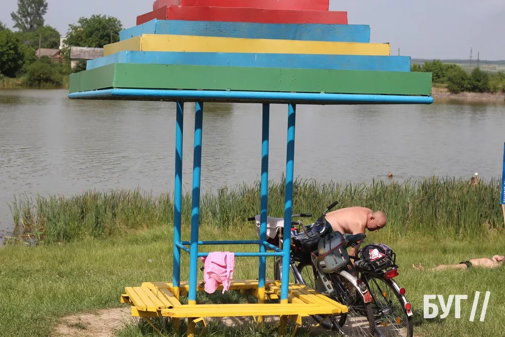 Мешканці Нововолинська від спеки рятуються на місцевому озері 23