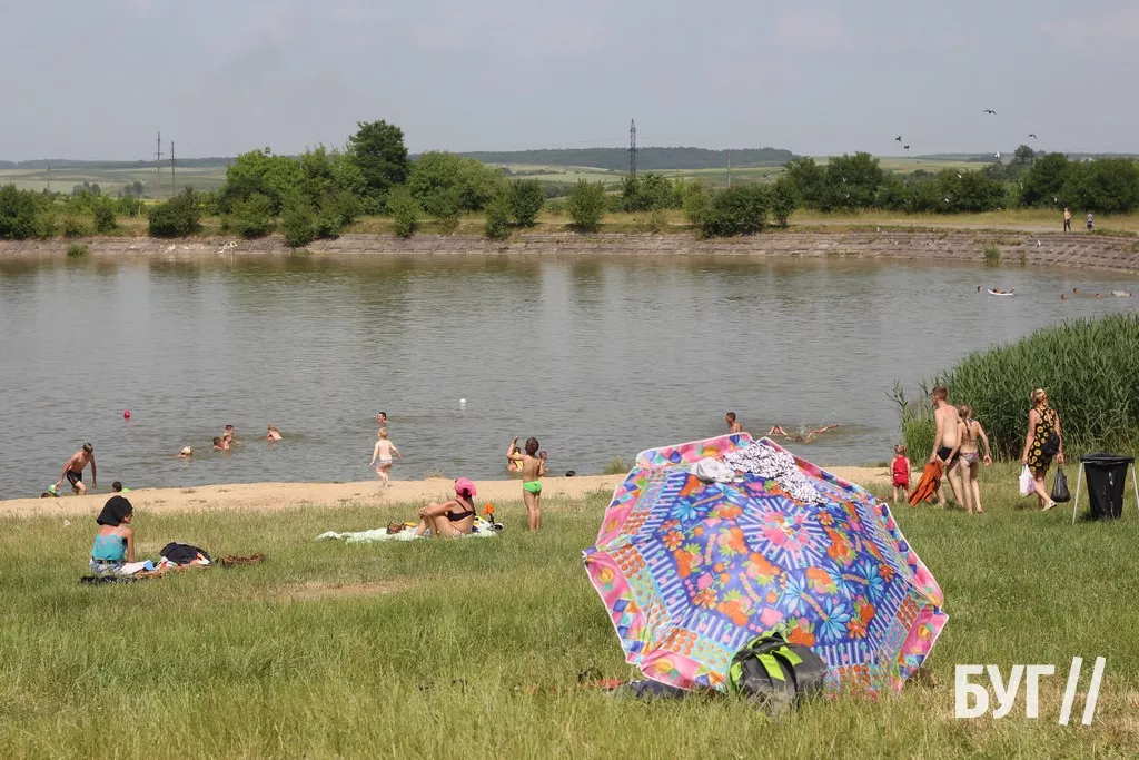 Мешканці Нововолинська від спеки рятуються на місцевому озері 22