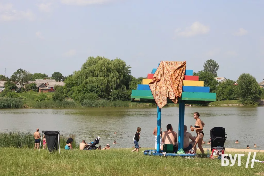 Мешканці Нововолинська від спеки рятуються на місцевому озері 24