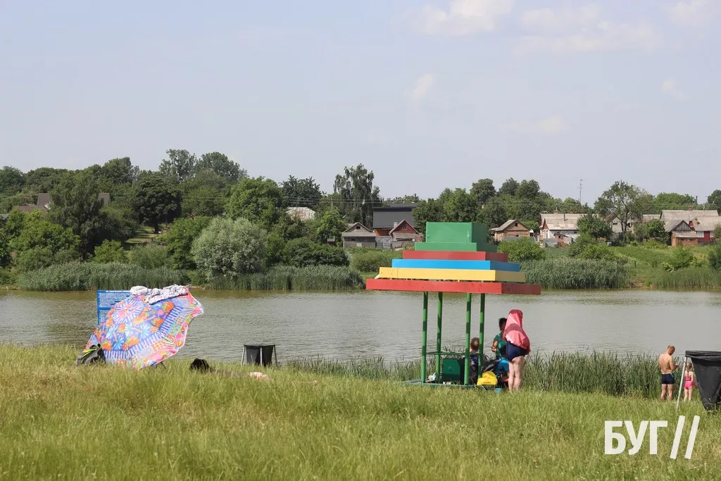 Мешканці Нововолинська від спеки рятуються на місцевому озері 25