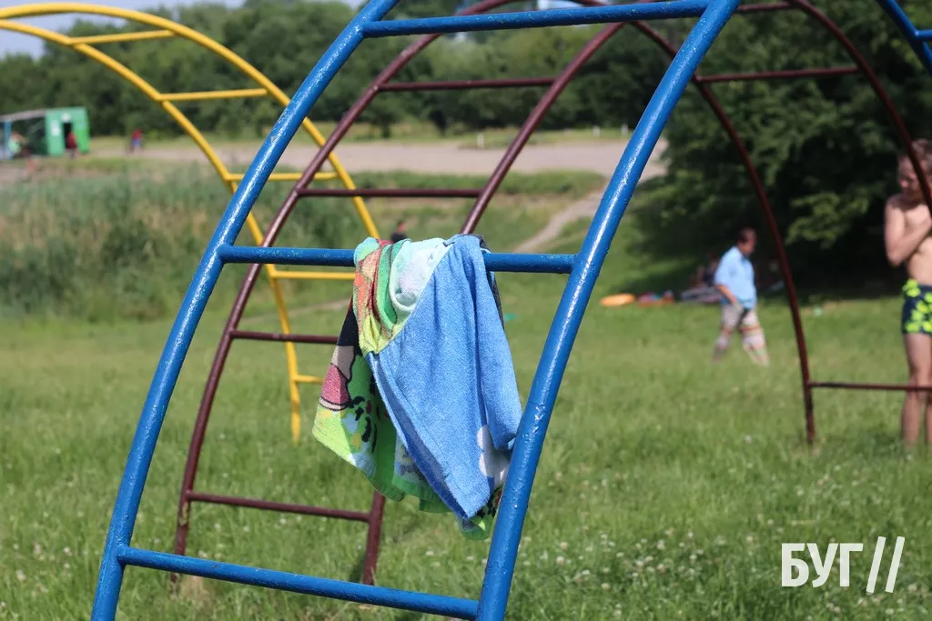 Мешканці Нововолинська від спеки рятуються на місцевому озері 27