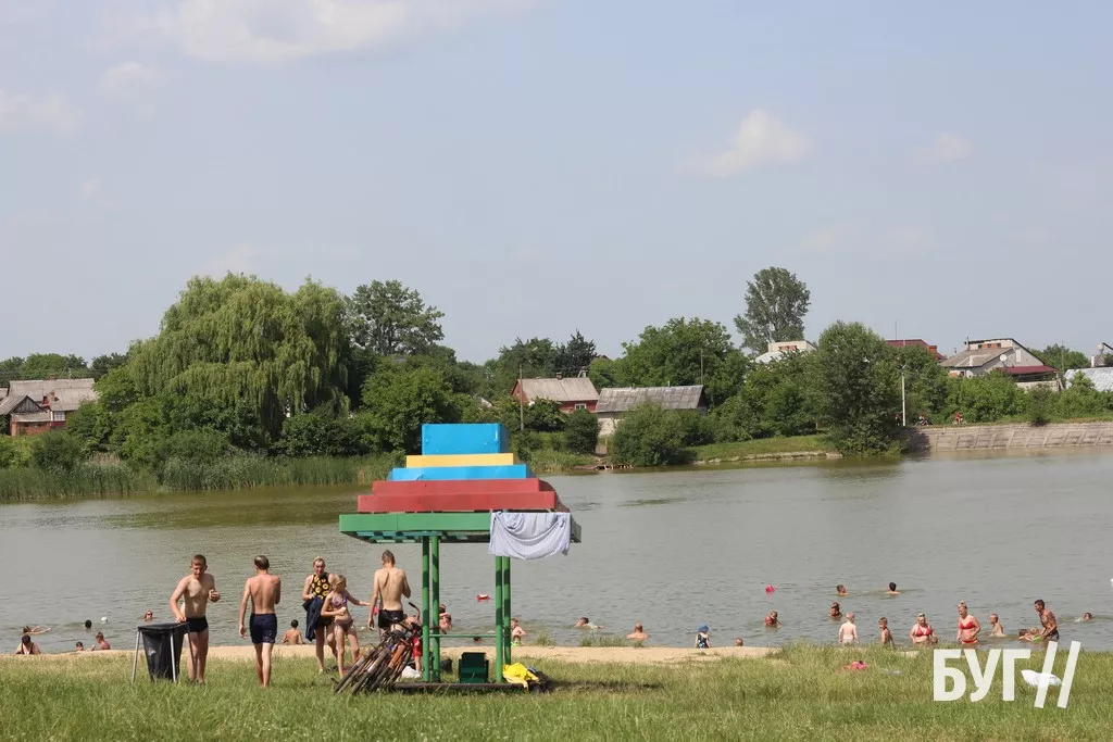 Мешканці Нововолинська від спеки рятуються на місцевому озері 26