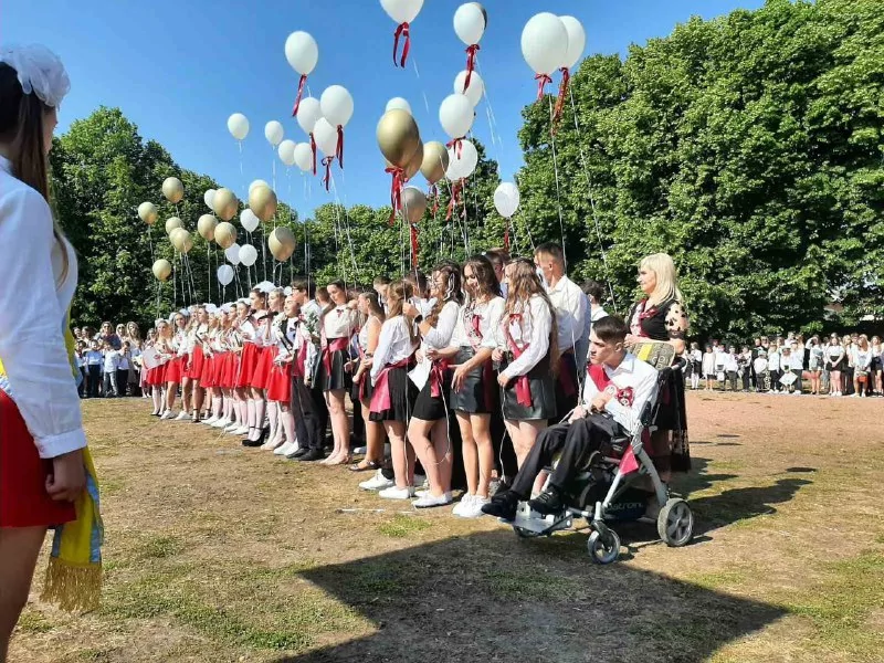 З важким діагнозом ДЦП - вперед до мрій: Володя Дорощук з Нововолинська отримав золоту медаль за успіхи в навчанні 9