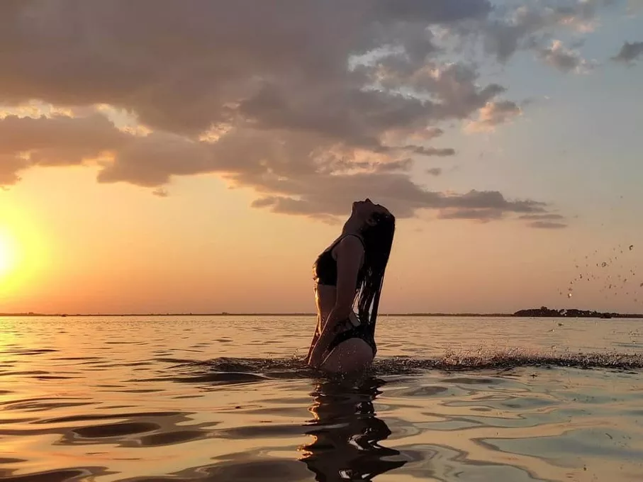 Літо в розпалі: красуні показали свої світлини в купальниках з відпочинку на Світязі 4