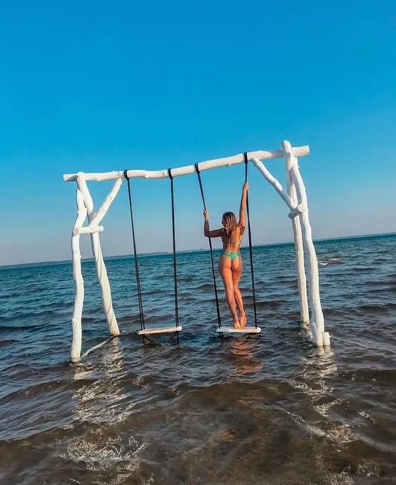 Літо в розпалі: красуні показали свої світлини в купальниках з відпочинку на Світязі 14