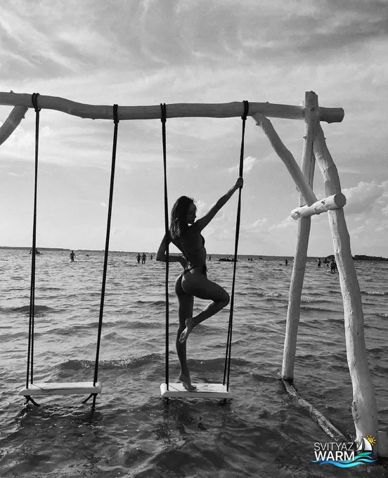 Літо в розпалі: красуні показали свої світлини в купальниках з відпочинку на Світязі 50