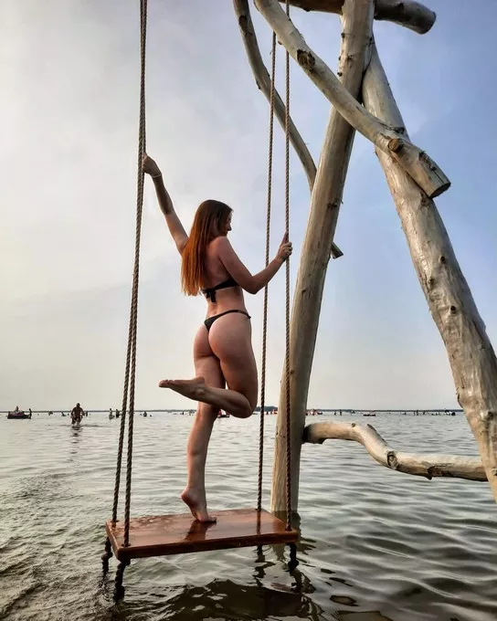 Літо в розпалі: красуні показали свої світлини в купальниках з відпочинку на Світязі 37