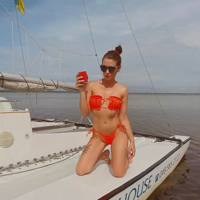 Літо в розпалі: красуні показали свої світлини в купальниках з відпочинку на Світязі 47